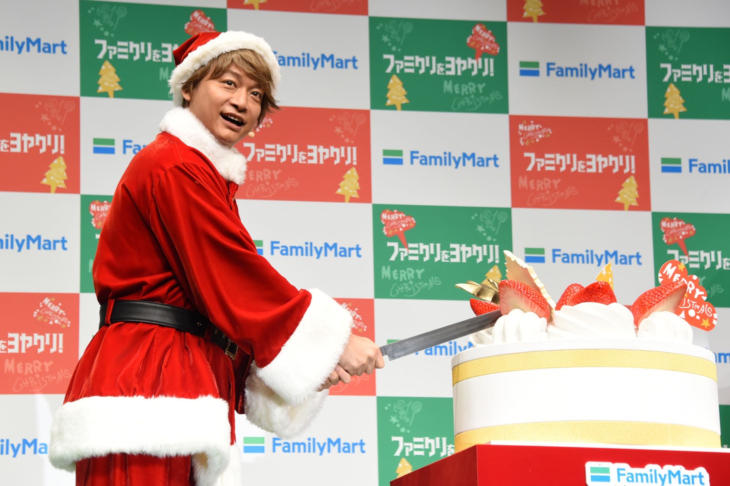 “ケーキ入刀”をする香取慎吾。