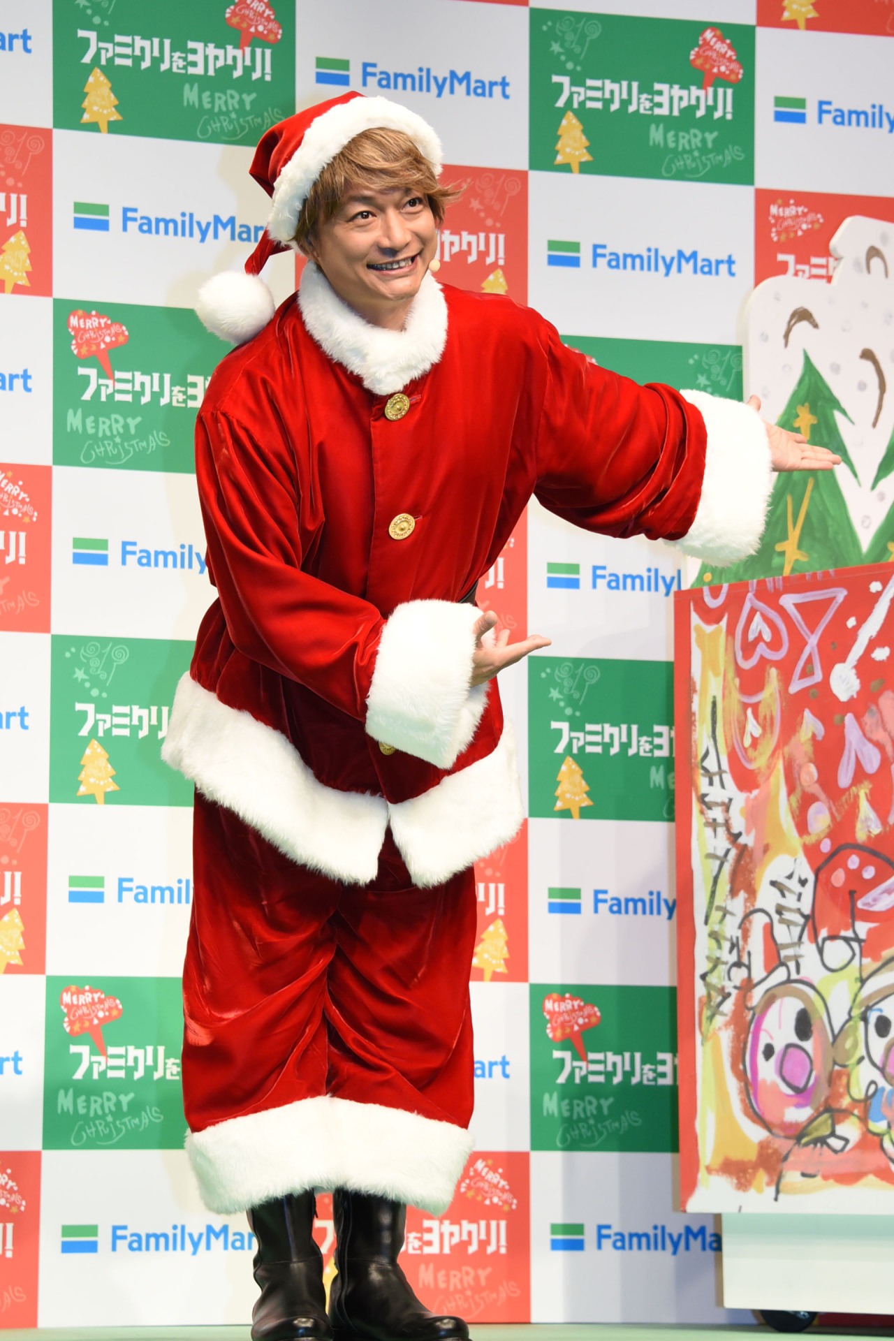お辞儀をする慎吾サンタ。