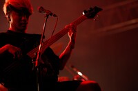 あきらかにあきら（B, Cho / THE ORAL CIGARETTES）（撮影：鈴木公平）