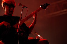 あきらかにあきら（B, Cho / THE ORAL CIGARETTES）（撮影：鈴木公平）