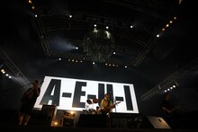 THE ORAL CIGARETTESのパフォーマンスの様子。（撮影：鈴木公平）