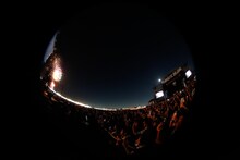 THE ORAL CIGARETTESのパフォーマンスの様子。（撮影：鈴木公平）