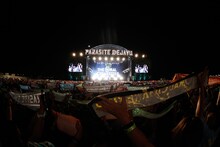 THE ORAL CIGARETTESのパフォーマンスの様子。（撮影：鈴木公平）