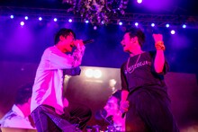 THE ORAL CIGARETTES×SKY-HI「カンタンナコト」のパフォーマンスの様子。（Photo by Viola Kam［V'z Twinkle］）