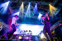 THE ORAL CIGARETTES×SKY-HI「カンタンナコト」のパフォーマンスの様子。（Photo by Viola Kam［V'z Twinkle］）