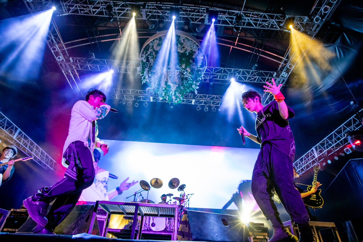 THE ORAL CIGARETTES×SKY-HI「カンタンナコト」のパフォーマンスの様子。（Photo by Viola Kam［V'z Twinkle］）
