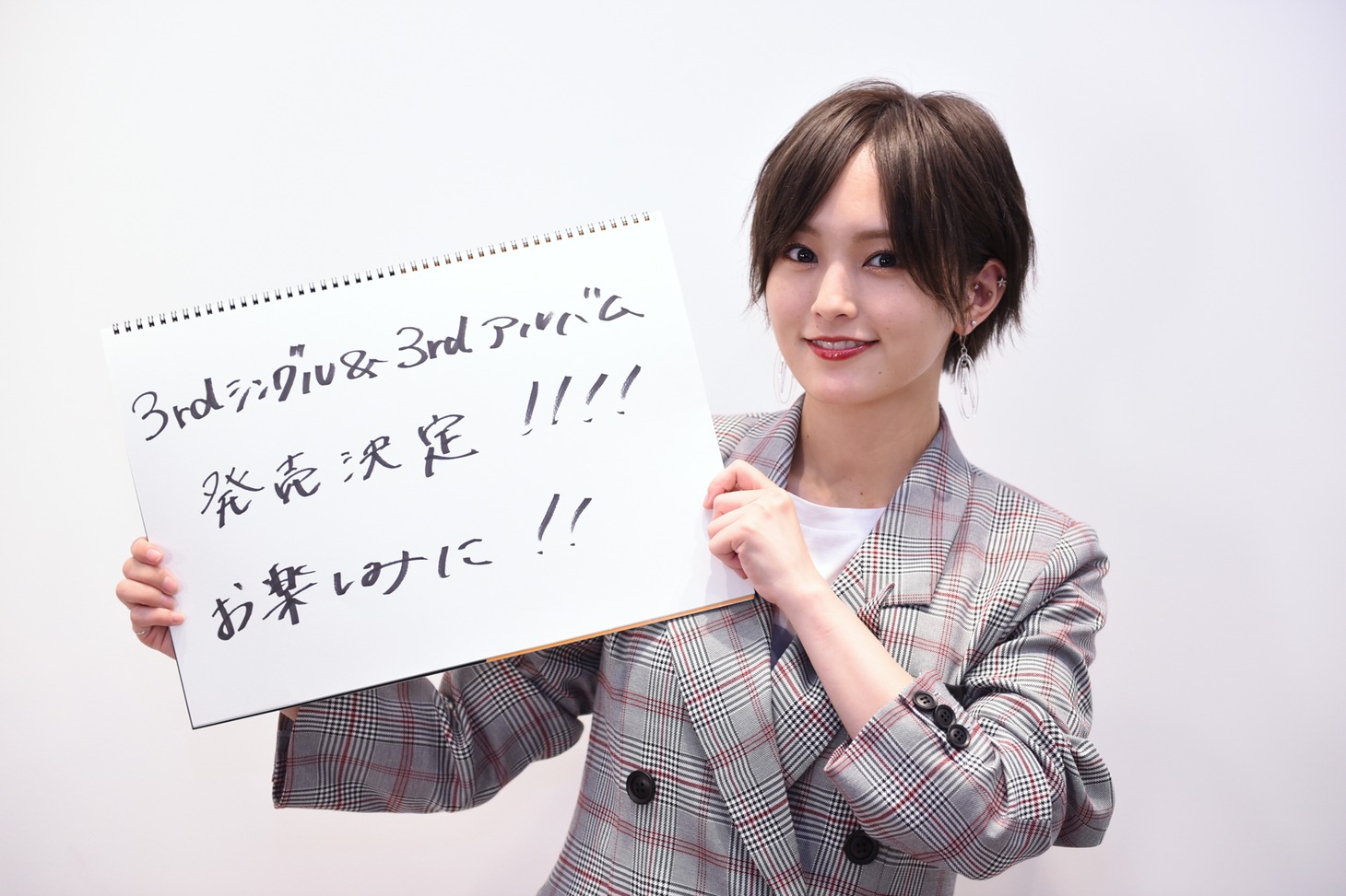 3rdシングルと3rdアルバムのリリースを発表した山本彩。