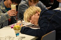 コラボドリンクを凝視するREI。