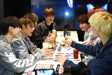 オリジナルドリンクで乾杯するONE N' ONLY。