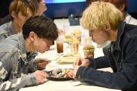 パンケーキを試食するEIKUとREI。