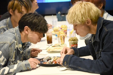 パンケーキを試食するEIKUとREI。