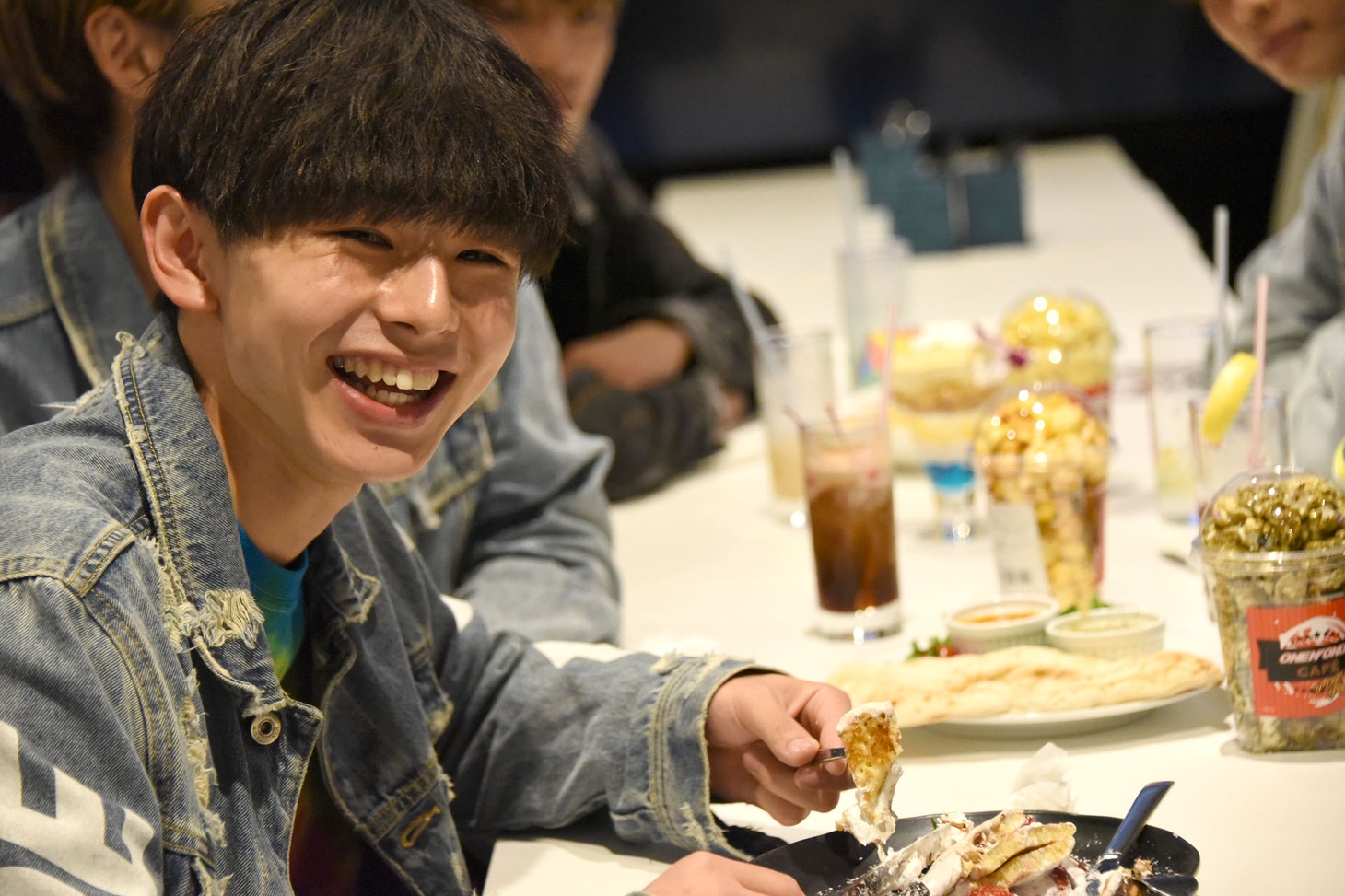 「おいしいー」と笑うEIKU。