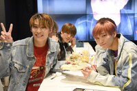 ナンカレーを試食するTETTAとHAYATO。