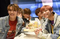 ナンカレーを試食するTETTAとHAYATO。