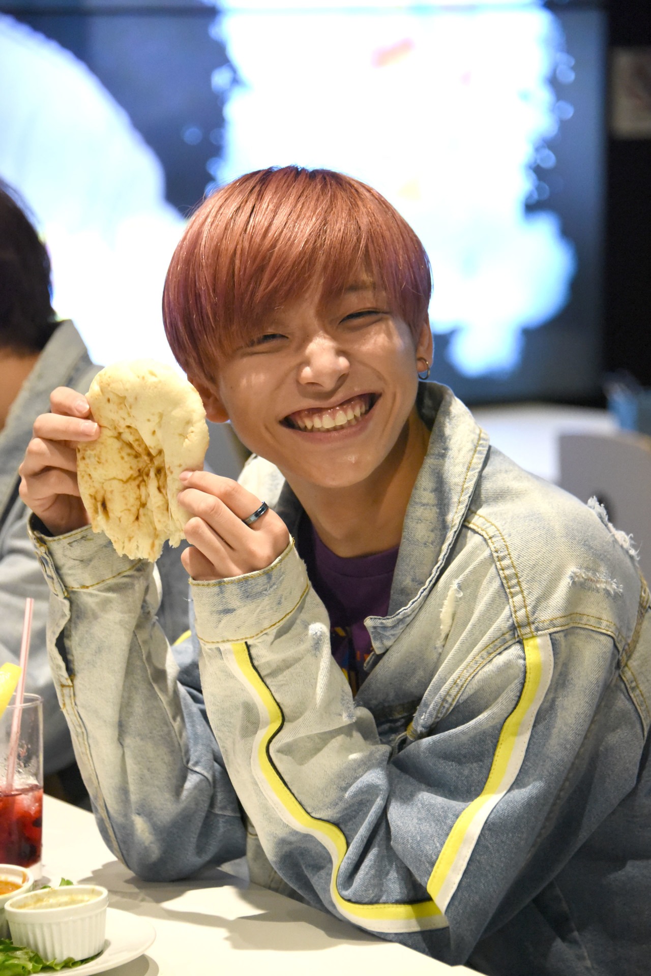 ナンを持つHAYATO。