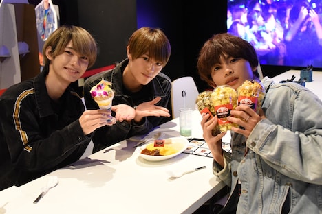 ダブルオムライス、パフェ、ポップコーンを試食するKOHKI、KENSHIN、NAOYA（左から）。