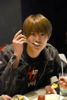 オムライスを食べるKENSHIN。