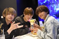 パフェを試食するKOHKI、KENSHIN、NAOYA（左から）。