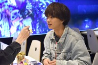 KOHKIにスプーンを向けられるNAOYA。