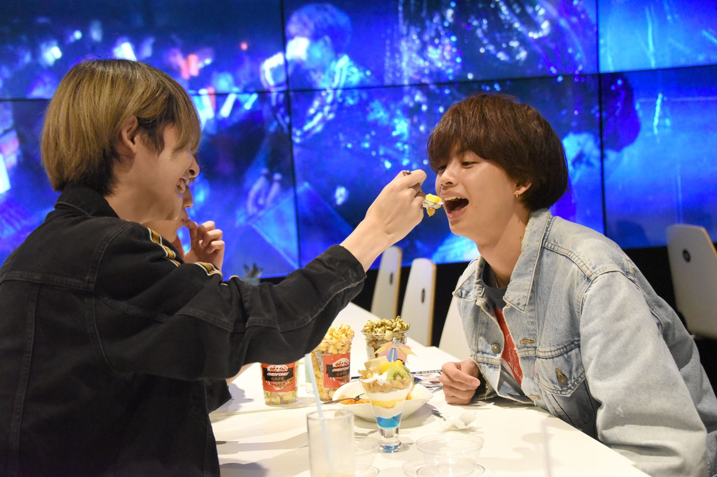 パフェを試食するKOHKIとNAOYA。