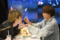 パフェを試食するKOHKIとNAOYA。