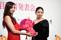 鈴木佳奈と河北麻友子。