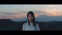 日向坂46「一番好きだとみんなに言っていた小説のタイトルを思い出せない」ミュージックビデオのワンシーン。