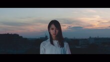 日向坂46「一番好きだとみんなに言っていた小説のタイトルを思い出せない」ミュージックビデオのワンシーン。