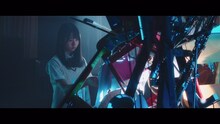 日向坂46「一番好きだとみんなに言っていた小説のタイトルを思い出せない」ミュージックビデオのワンシーン。