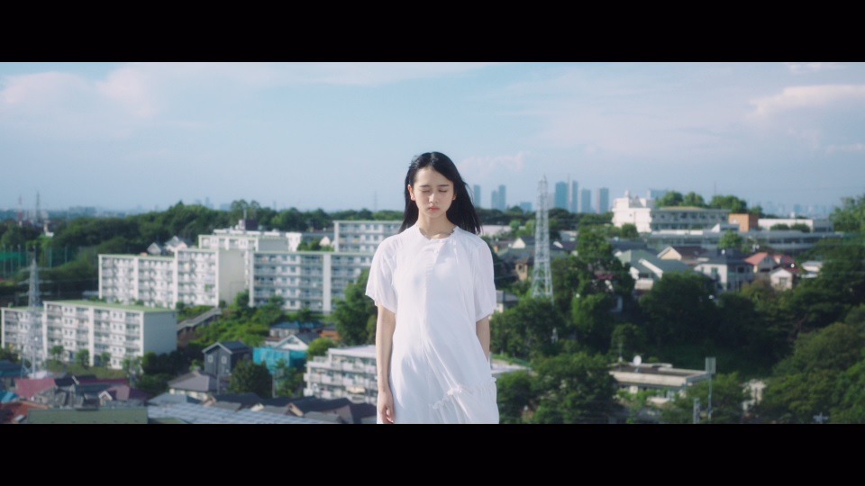 日向坂46「一番好きだとみんなに言っていた小説のタイトルを思い出せない」ミュージックビデオのワンシーン。