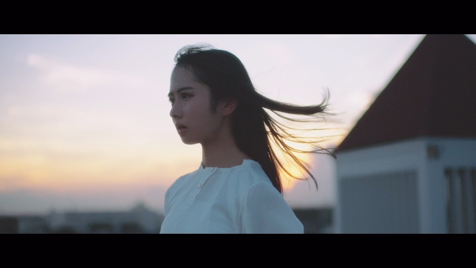 日向坂46「一番好きだとみんなに言っていた小説のタイトルを思い出せない」ミュージックビデオのワンシーン。
