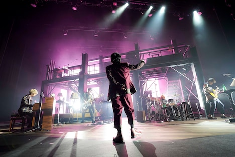 Mrs. GREEN APPLE「The ROOM TOUR」大阪・フェスティバルホール公演の様子。（Photo by HAJIME KAMIIISAKA）