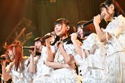 新曲「私のことを愛してくれた沢山の人達へ」を歌うでんぱ組.inc。