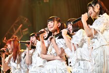 新曲「私のことを愛してくれた沢山の人達へ」を歌うでんぱ組.inc。