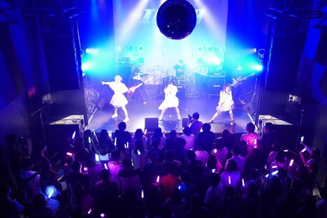 大阪・ROCKTOWN公演の様子。