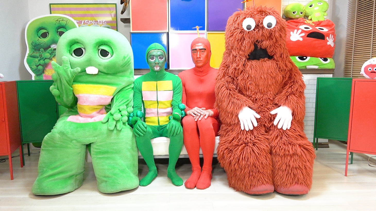 左からガチャピン、ガチュピン、ムックー、ムック。