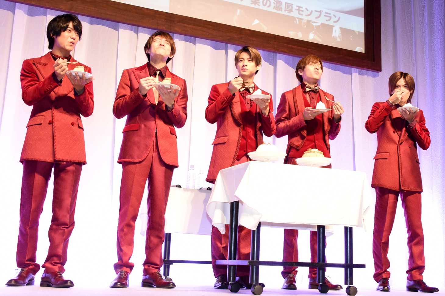 「苺のかまくらショートケーキ」「イタリア栗の濃厚モンブラン」を試食するKing & Prince。