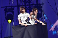 気球に乗る渡邉理佐と守屋茜。