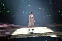 「角を曲がる」を歌う平手友梨奈。