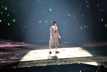 「角を曲がる」を歌う平手友梨奈。