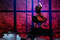 ピアノの上でソロダンスを踊る平手友梨奈。（撮影：上山陽介）