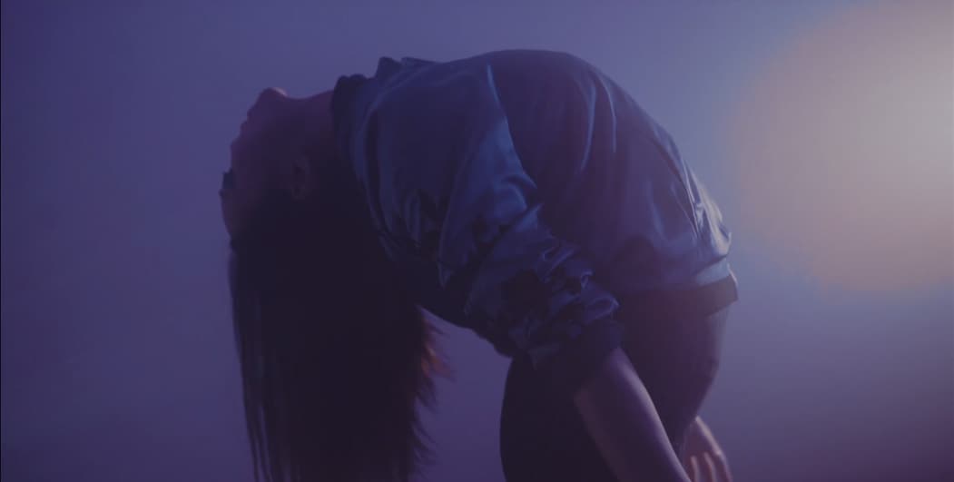 国府達矢の新曲MV公開、“曲がる芸術”と称されるパフォーマーが極限まで体を曲げる