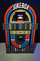 質問に答えることで、そのときの気分に合ったポルノグラフィティの楽曲をオススメしてくれる「JUKE BOX」。