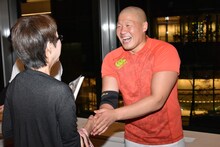 チラシ配りをする一ノ瀬ワタル。