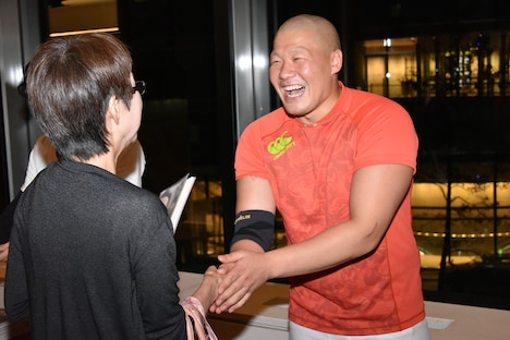 チラシ配りをする一ノ瀬ワタル。