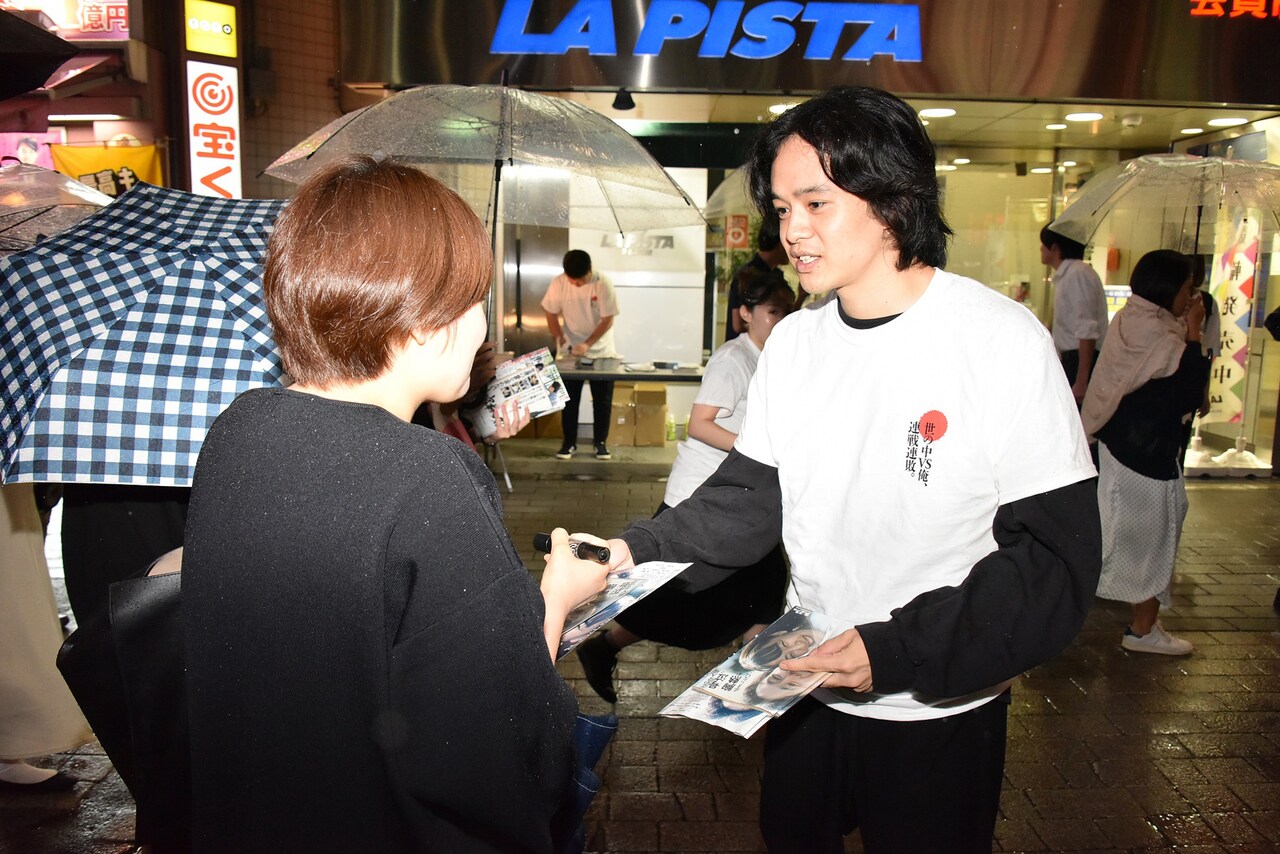 「宮本から君へ」池松壮亮ら俳優陣が新橋でチラシ配り「僕1人じゃなくてよかった」