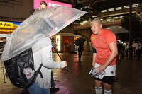 チラシ配りをする一ノ瀬ワタル。