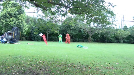 左からムックー、ガチャピン、ムック。倒れているのがガチュピン。