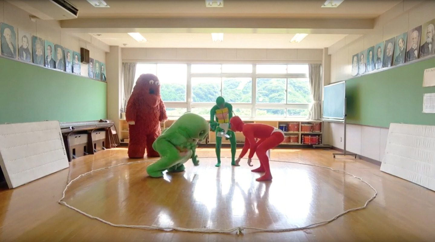 相撲対決を繰り広げるガチャピンとムックー。