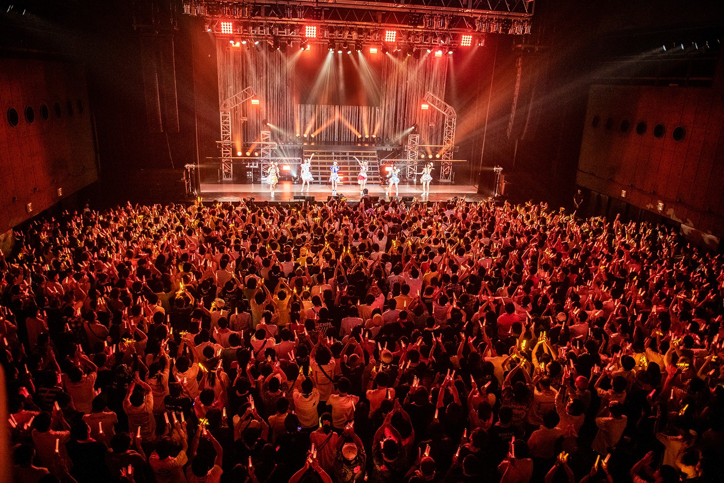 ウルトラオレンジのサイリウムで染まったZepp DiverCity TOKYO。